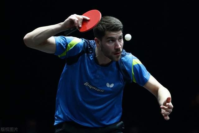 给你修修胡子，瓦科分享自己用剪刀剪克雷桑胡子的照片